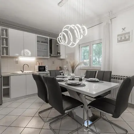 Апартаменты With A Parking Space - 22170